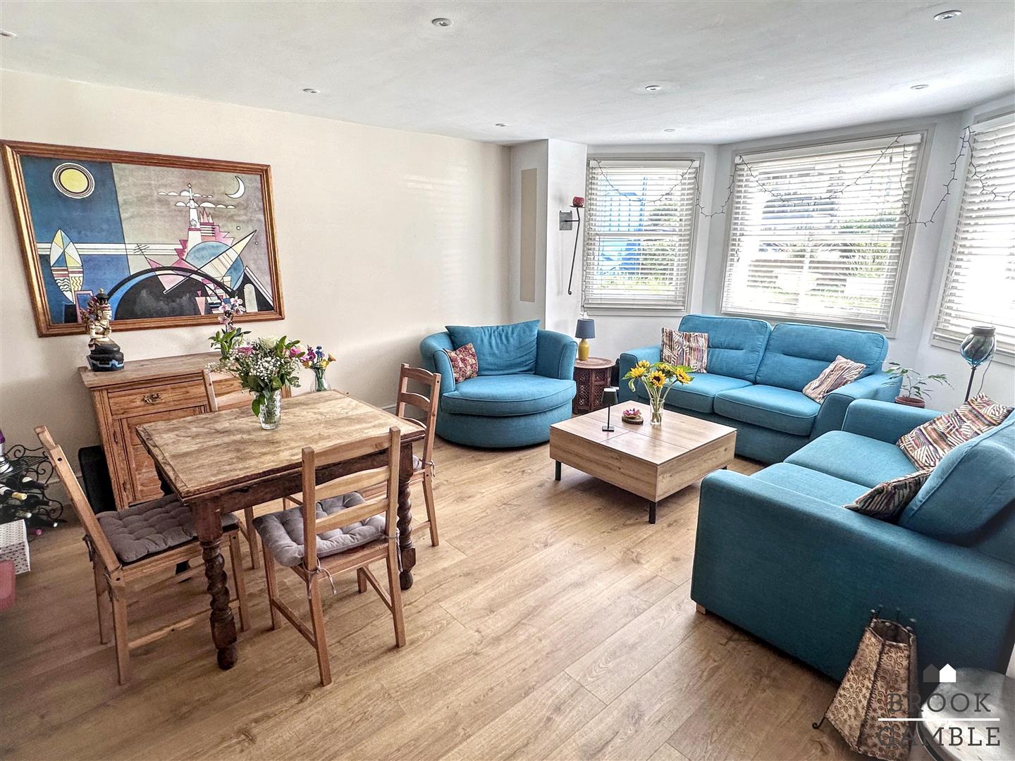 2 Bedroom Flat. Spencer Road in Eastbourne,  16